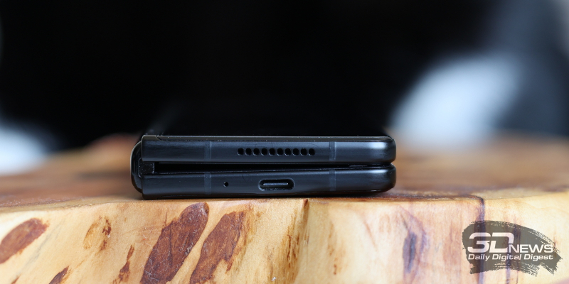  Samsung Galaxy Z Fold3, нижние грани: второй динамик, микрофон и порт USB Type-C 