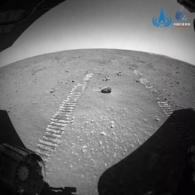 Следы Zhurong на марсианской поверхности