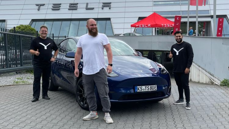 Начались официальные поставки электромобилей Tesla Model Y в Европу
