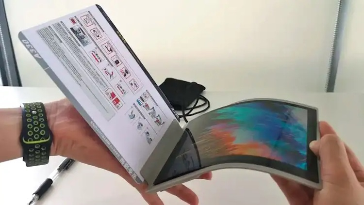 Airbus создала цифровой журнал с гибким OLED-дисплеем на замену бумажным изданиям в самолётах