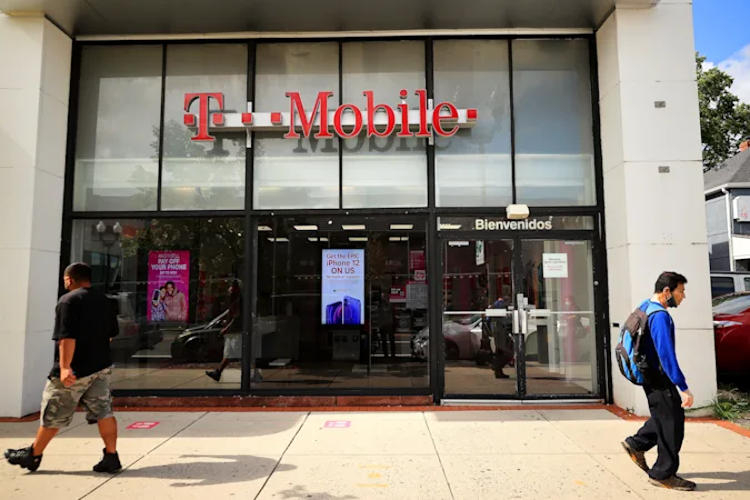 Ответственный за взлом систем T-Mobile хакер назвал защиту оператора "ужасной"