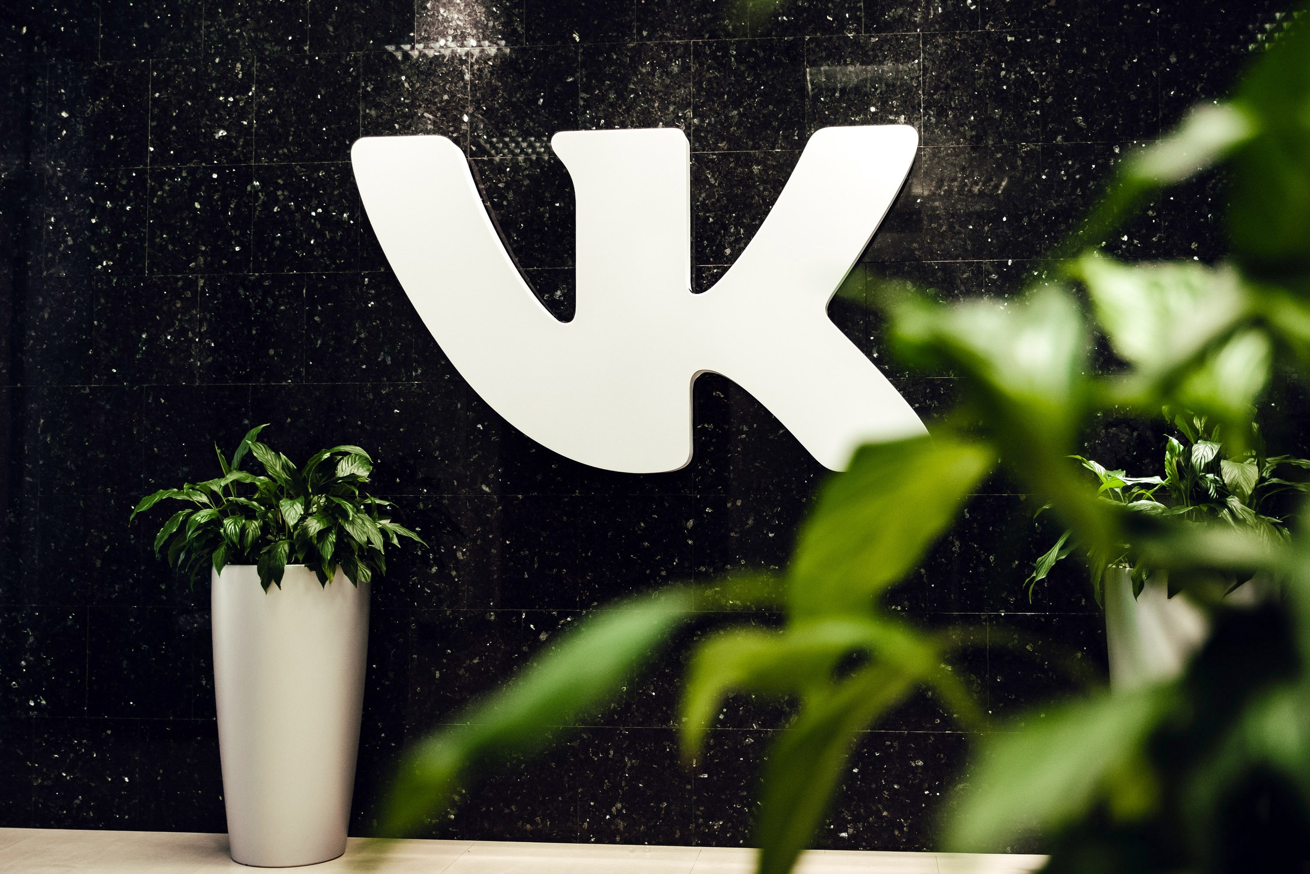 «ВКонтакте» и «Одноклассники» начнут помечать публикации с недостоверной информацией — пока в тестовом режиме