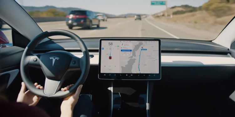 Исследователи выяснили, что использование функции Tesla Autopilot снижает внимание водителей
