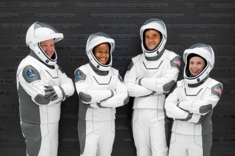 Четыре туриста и ни одного астронавта: сегодня ночью — запуск в космос первой гражданской миссии SpaceX Inspiration4