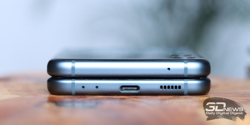  Верхняя и нижняя грани Samsung Galaxy Z Flip3 в сложенном состоянии: микрофоны, порт USB Type-C, динамик 