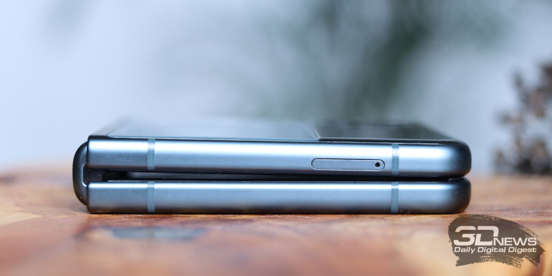  Левая грань Samsung Galaxy Z Flip3: слот для SIM-карты 
