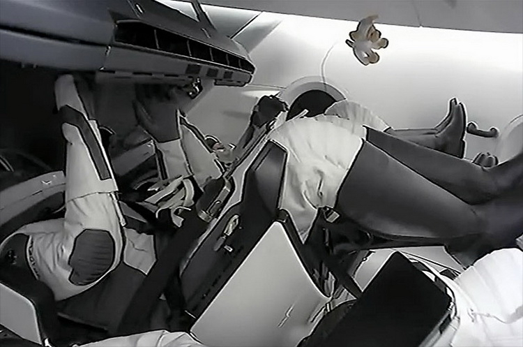 Экипаж полностью гражданской миссии SpaceX Inspiration4 благополучно вернулся на Землю