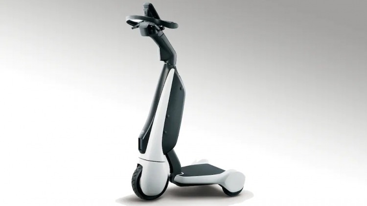 Toyota выпустила трёхколёсный электрический самокат CWalk T для удобного перемещения по большим территориям