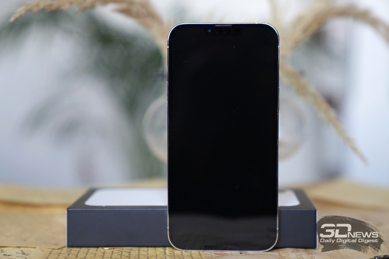  iPhone 13 Pro Max, лицевая панель: в верхней части экрана — вырез с фронтальной камерой, датчиком глубины/Face ID, микрофоном и разговорным динамиком 