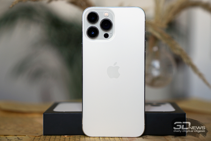  iPhone 13 Pro Max, задняя панель: в углу — блок камер с тремя объективами, LiDAR, двойной светодиодной вспышкой и микрофоном 