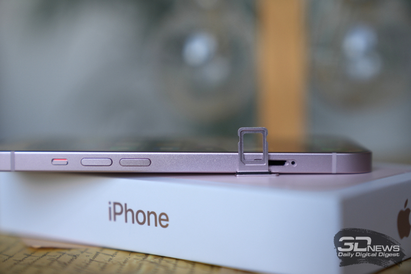 Apple iPhone 13, слот для единственной карточки стандарта nano-SIM