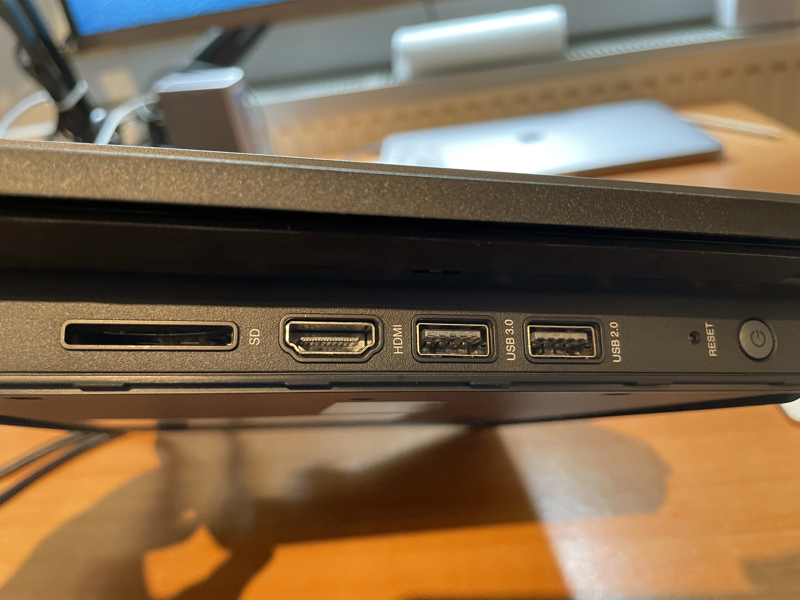  Под передней крышкой скрываются порты HDMI, USB и SD; разъёмы Ethernet расположены сзади 