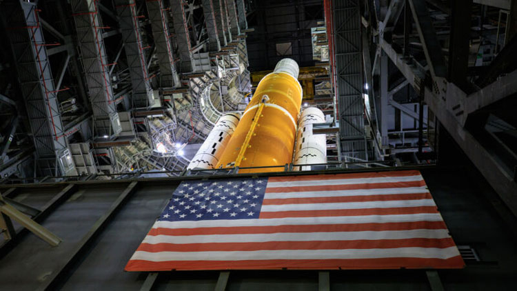 NASA хочет поручить производство лунных суперракет SLS частникам и платить за них полцены