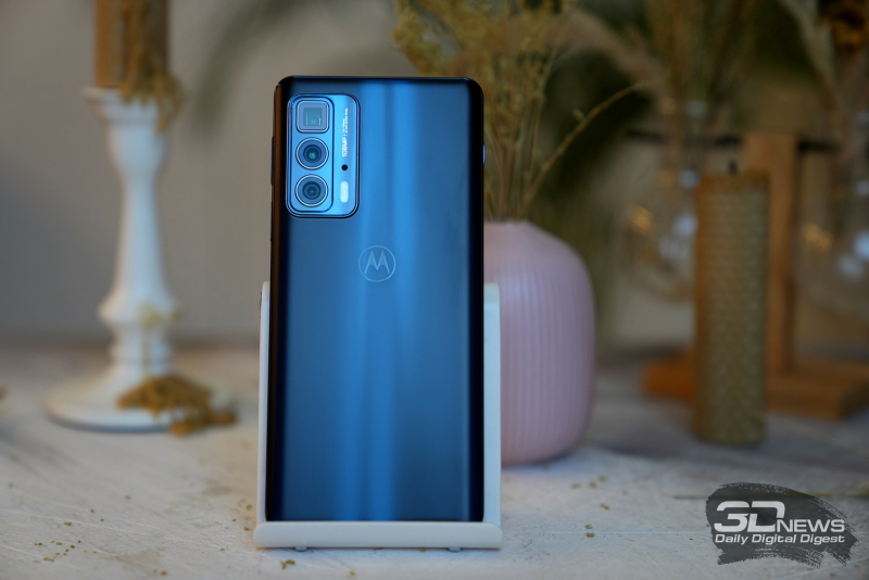  Motorola Edge 20 Pro, задняя панель: в углу — блок с тремя камерами, двойной светодиодной вспышкой и микрофоном 