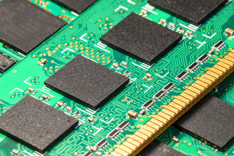 Оперативная память DRAM в 2022 году подешевеет на 15 %, но выручка её производителей всё равно вырастет