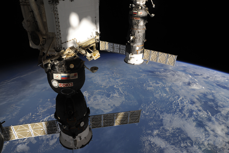 Экипаж МКС спрятался в кораблях Союз и SpaceX Crew Dragon из-за угрозы столкновения с космическим мусором