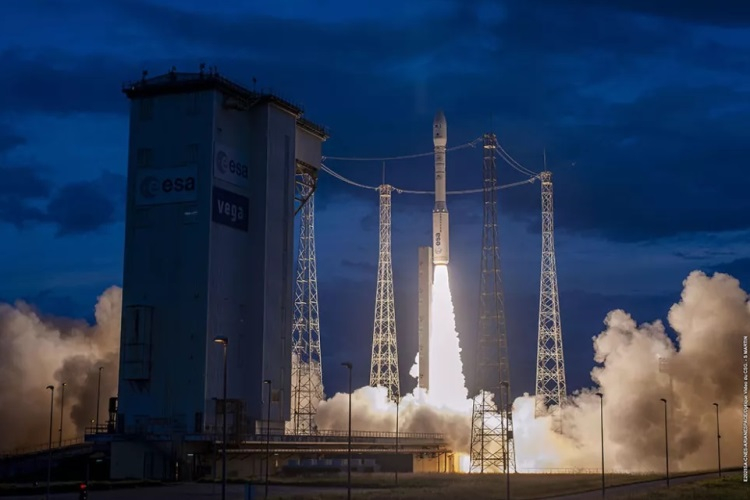 Arianespace с помощью ракеты Vega доставила на орбиту три спутника для французских военных