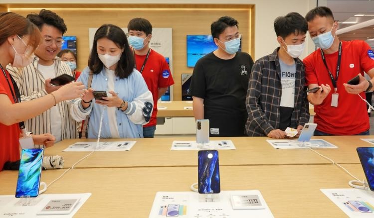 Продажи смартфонов Xiaomi заметно упали в III квартале из-за дефицита Apple вернула второе место на рынке