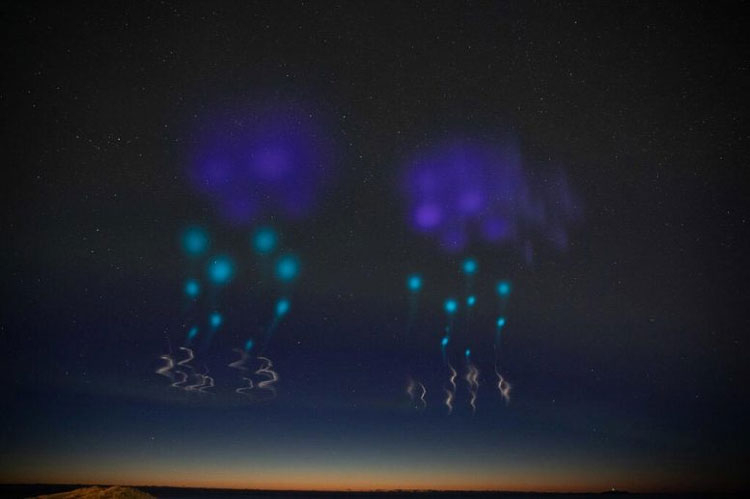  Рукотворные облака светящихся частиц в верхних широтах. Источник изображения: NASA/Lee Wingfield 