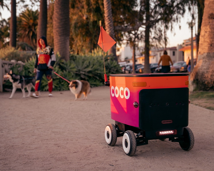 Segway будет производить роботов-курьеров для сервиса доставки Coco — они похожи на «Яндекс.Роверы»