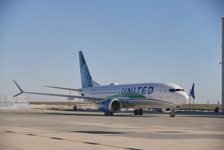 Boeing 737 MAX 8 совершил первый пассажирский рейс с одним из двигателей, полностью работающим на экобезопасном топливе