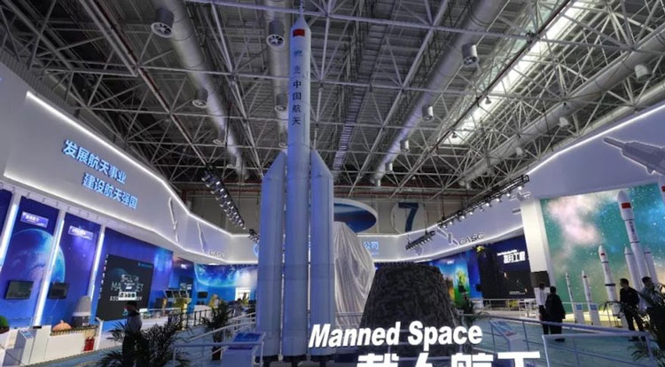  Демонстрация макета китайской лунной ракеты на выставке в 2018 году. Источник изображения: CASC 