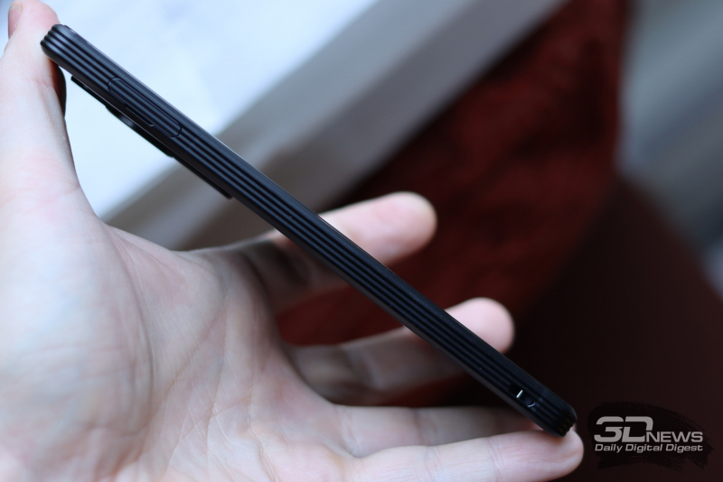  Sony Xperia PRO-I, левая грань: слот для SIM-карт и/или карты памяти MicroSD 