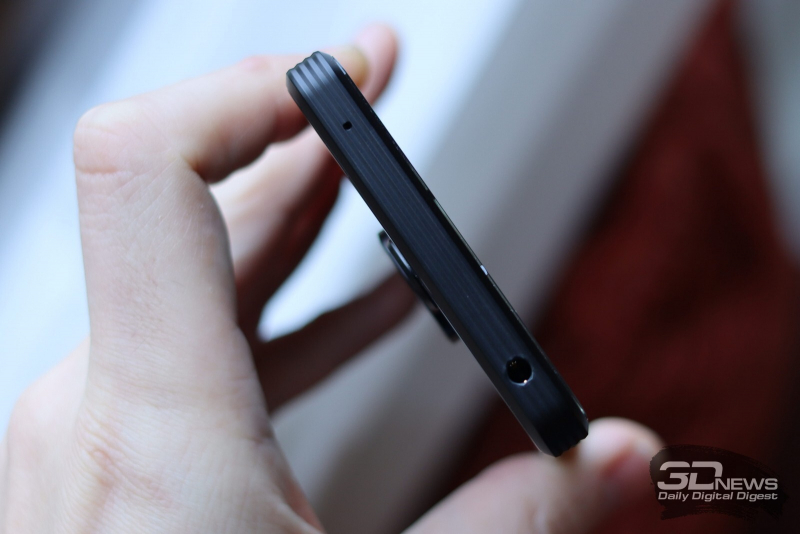  Sony Xperia PRO-I, верхняя грань: мини-джек и микрофон 