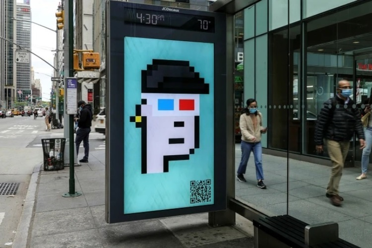 Коллекционный пикселбьный значок CryptoPunk на автобусной остановке / Источник: Dia Dipasupil / Getty