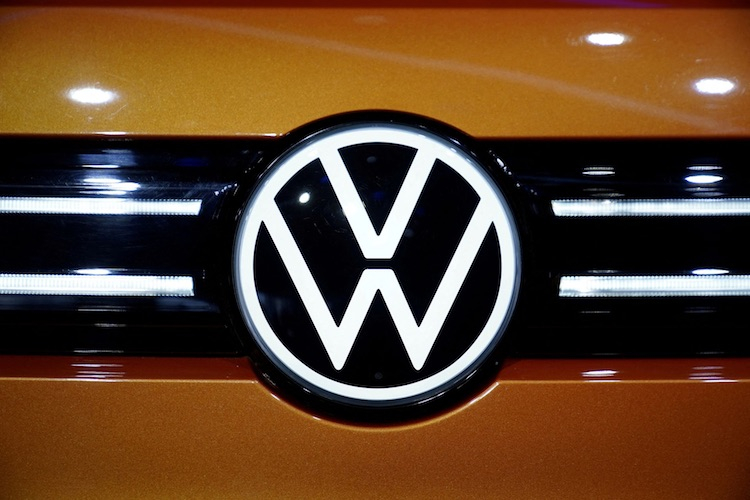 Продажи VW в 2021 году оказались худшими за 10 лет, в то время как поставки BMW оказались рекордными