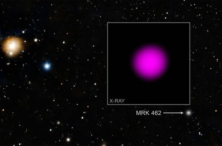 Космическая обсерватория «Чандра» обнаружила одну из самых маленьких сверхмассивных чёрных дыр