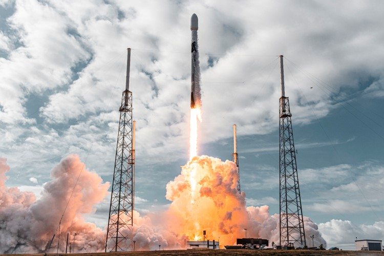 SpaceX вывела на орбиту сразу 105 спутников с помощью ракеты Falcon 9