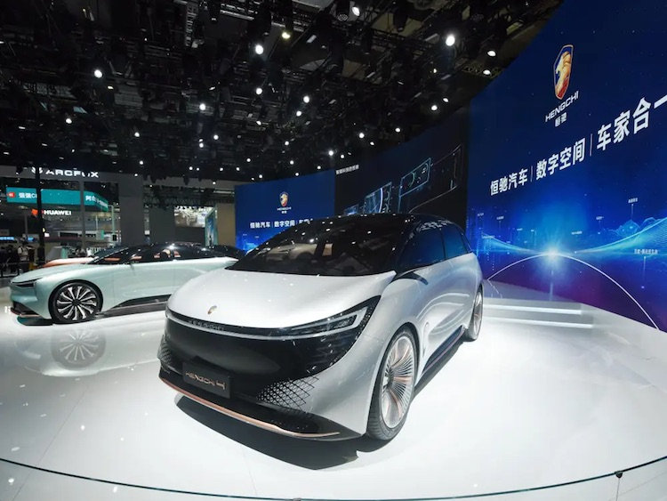 Evergrande запустила массовое производство своего первого электромобиля — компактного кроссовера Hengchi 5
