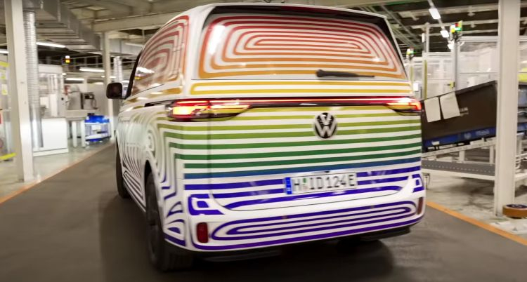 Новое видео позволило разглядеть электрический минивэн Volkswagen ID.Buzz со всех сторон"