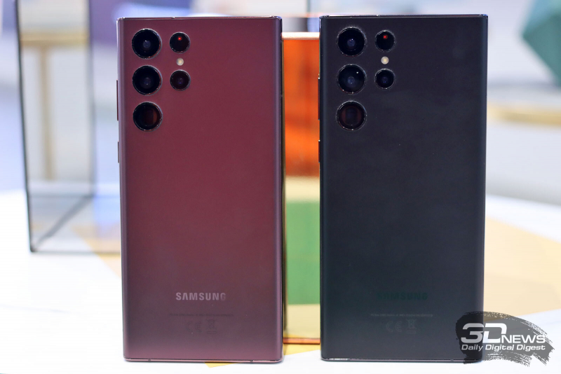  Samsung Galaxy S22 Ultra в двух цветовых вариациях 