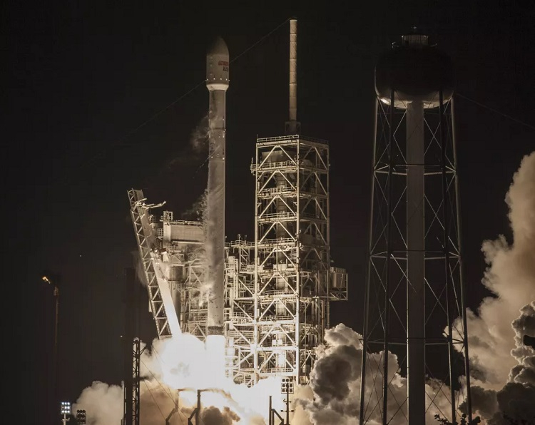 Часть ракеты Falcon 9 «вернулась» спустя пять лет после запуска — она разрушилась в атмосфере Земли