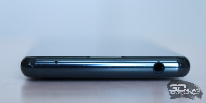  Sony Xperia 5 III, верхняя грань: мини-джек и микрофон 