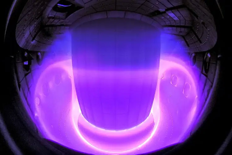 Искусственный интеллект научили управлять плазмой внутри настоящего термоядерного реактора