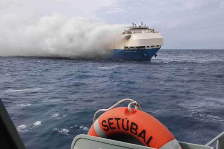 Электромобили на борту осложнили тушение пожара на судне Felicity Ace — оно продолжает гореть в открытом море с прошлой недели