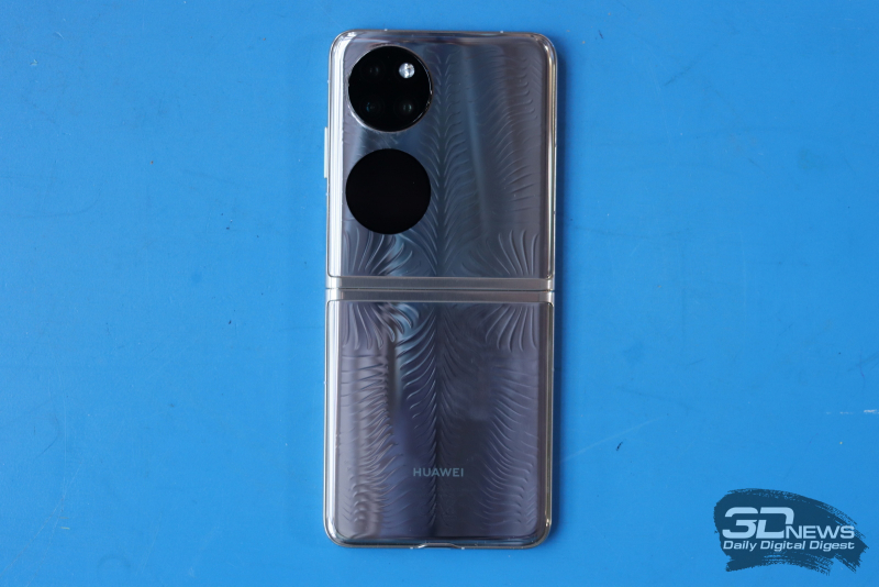  Huawei P50 Pocket в разложенном виде снаружи: внешний дополнительный экранчик и блок с тремя камерами, УФ-излучателем и двойной светодиодной вспышкой 