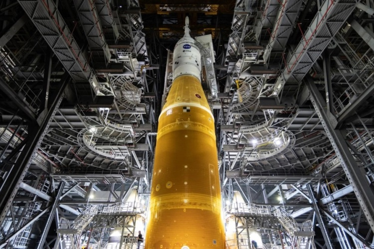 NASA наконец готова выкатить лунную ракету SLS на стартовую площадку — пока что для тестов