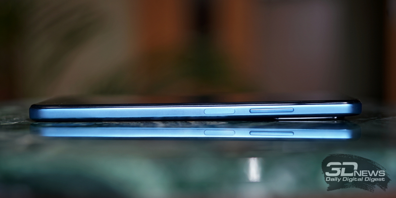  Xiaomi POCO M4 Pro, правая грань: клавиша питания со встроенным в нее сканером отпечатков и клавиша регулировки громкости 
