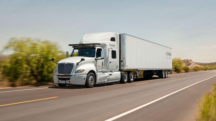 Автопилот в грузовиках будет обходиться транспортным компаниям вдвое дешевле обычных водителей