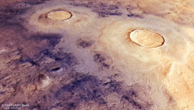 Аппарат Mars Express запечатлел слои льда и пыли на поверхности Красной планеты