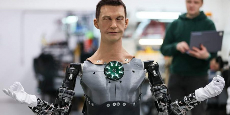 Знаменитый робот-компаньон компании «Промобот» получил функциональные руки-манипуляторы