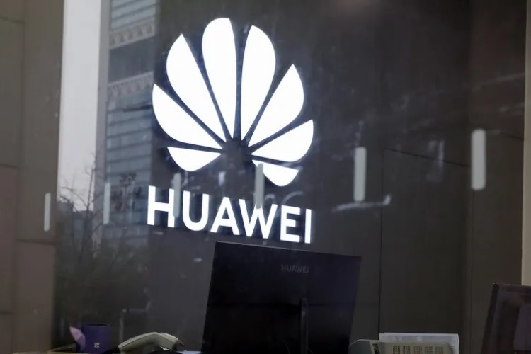 Часть сотрудников российского офиса Huawei отправили в отпуск на месяц