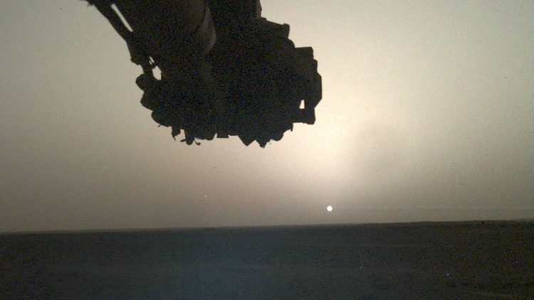 Аппарат NASA InSight запечатлел восход Солнца на Марсе