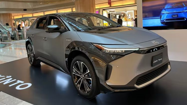 Toyota будет предлагать услугу временной покраски автомобилей с пробегом