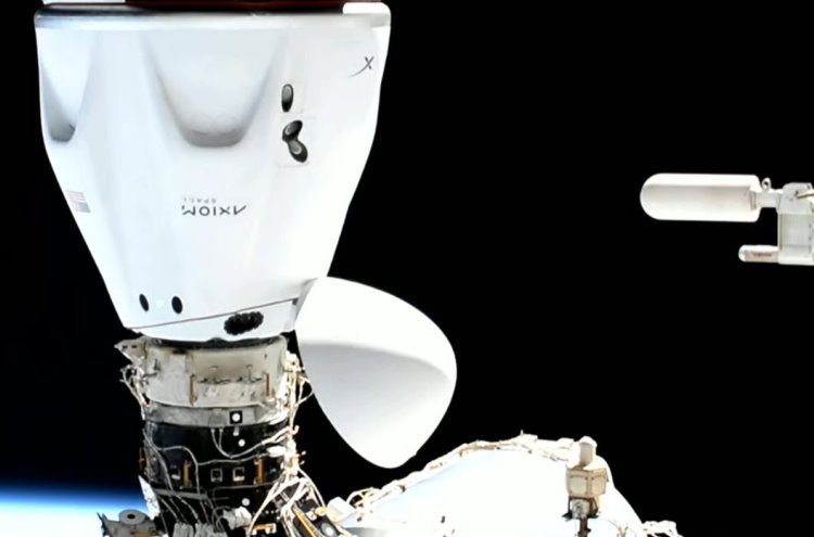  Состыкованный с МКС корабль SpaceX Crew Dragon / Источник изображения: Axiom Space 