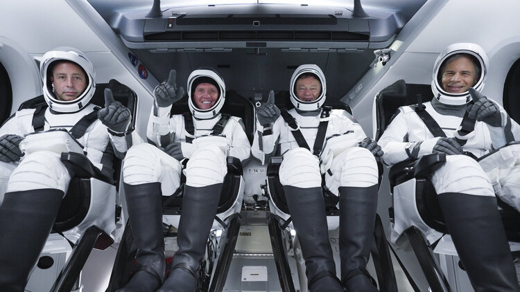  Члены экипажа Ax-1 внутри корабля Dragon / Источник изображения: SpaceX 